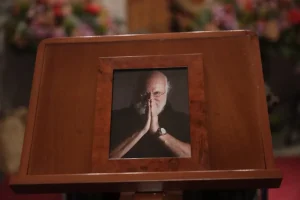 Συγκλονίζει η φιγούρα του Καραγκιόζη στο φέρετρό του Διονύση Σαββόπουλο