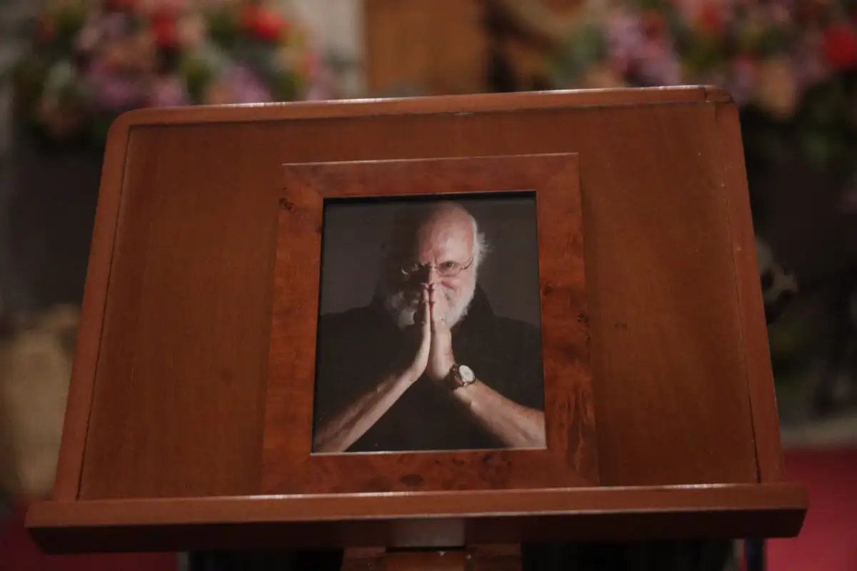 Συγκλονίζει η φιγούρα του Καραγκιόζη στο φέρετρό του Διονύση Σαββόπουλο