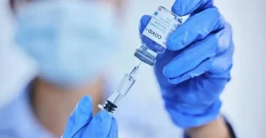 Σοβαρή προειδοποίηση για όσους έχουν κάνει τα εμβόλια της Pfizer και της Moderna