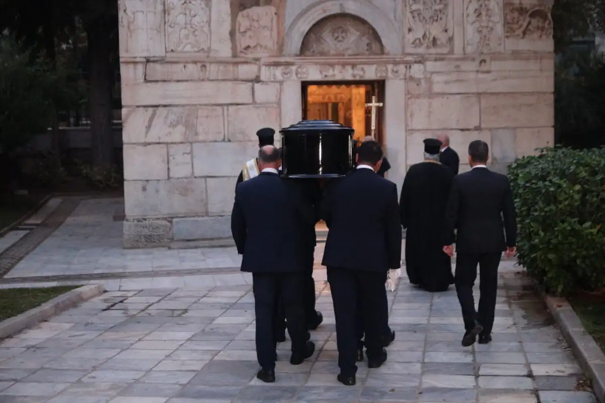 Κηδεία Σαββόπουλου: Συντετριμμένη η σύζυγός του, Άσπα – Ανατρίχιασε όλη η εκκλησία με το πένθιμο εμβατήριο της μπάντας του Πολεμικού Ναυτικού