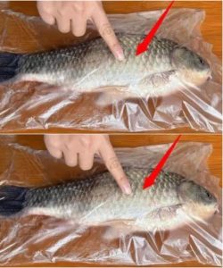 Το μόνο που χρειάζεστε για να αφαιρέσετε τα λέπια ψαριού είναι μια πλαστική σακούλα