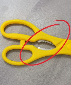 Σε τι χρησιμεύει αυτό το περίεργο οδοντωτό μέρος που έχουν τα ψαλίδια κουζίνας;