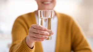 Τα οφέλη της κατανάλωσης νερού με άδειο στομάχι: Ενισχύστε την υγεία σας από την αρχή της ημέρας