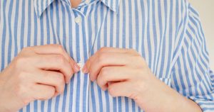 Μια μικροσκοπική λεπτομέρεια στα μπλουζάκια διαχωρίζει τους άνδρες από τις γυναίκες