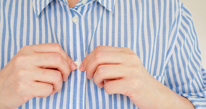 Μια μικροσκοπική λεπτομέρεια στα μπλουζάκια διαχωρίζει τους άνδρες από τις γυναίκες