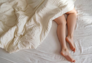 Για όσους έχουν τη συνήθεια να βγάζουν το πόδι τους έξω από το σεντόνι (ή την κουβέρτα) όταν κοιμούνται