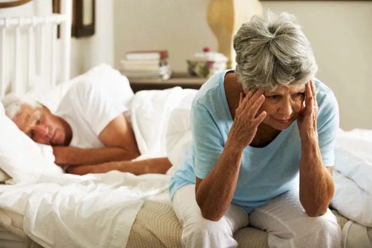 Γνωρίζεις γιατί πολλά ζευγάρια αρχίζουν να κοιμούνται σε ξεχωριστά κρεβάτια μετά τα 50;
