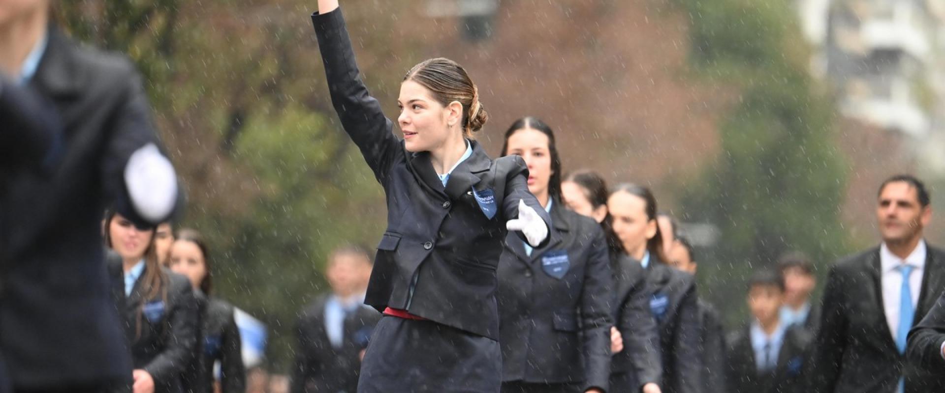 Θεσσαλονίκη: Η αγέρωχη παρέλαση μαθητριών και μαθητών για το «ΟΧΙ» παρά την βροχή