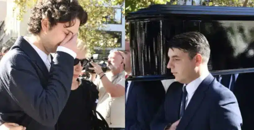 Κηδεία Διονύση Σαββόπουλου: Συντετριμμένη η σύζυγός του, Άσπα Σαββοπούλου στην Μητρόπολη Αθηνών.