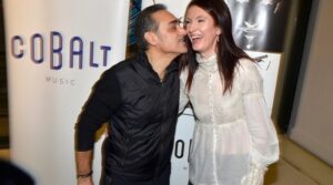 Ζήτησε μόνο ένα πράγμα: Η τελευταία επιθυμία της συζύγου του Νότη Σφακιανάκη πριν φύγει απ’ τη ζωή, το είπε στον γιατρό της