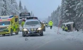 Συναγερμός σε ΕΚΑΒ και Πυροσβεστική: Λεωφορείο ανατράπηκε σε χαντάκι – 16 τραυματίες, οι 6 στο νοσοκομείο