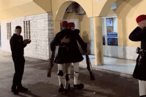 Οι Εύζωνες που ξέσπασαν σε δάκρυα στην τελευταία τους υπηρεσία