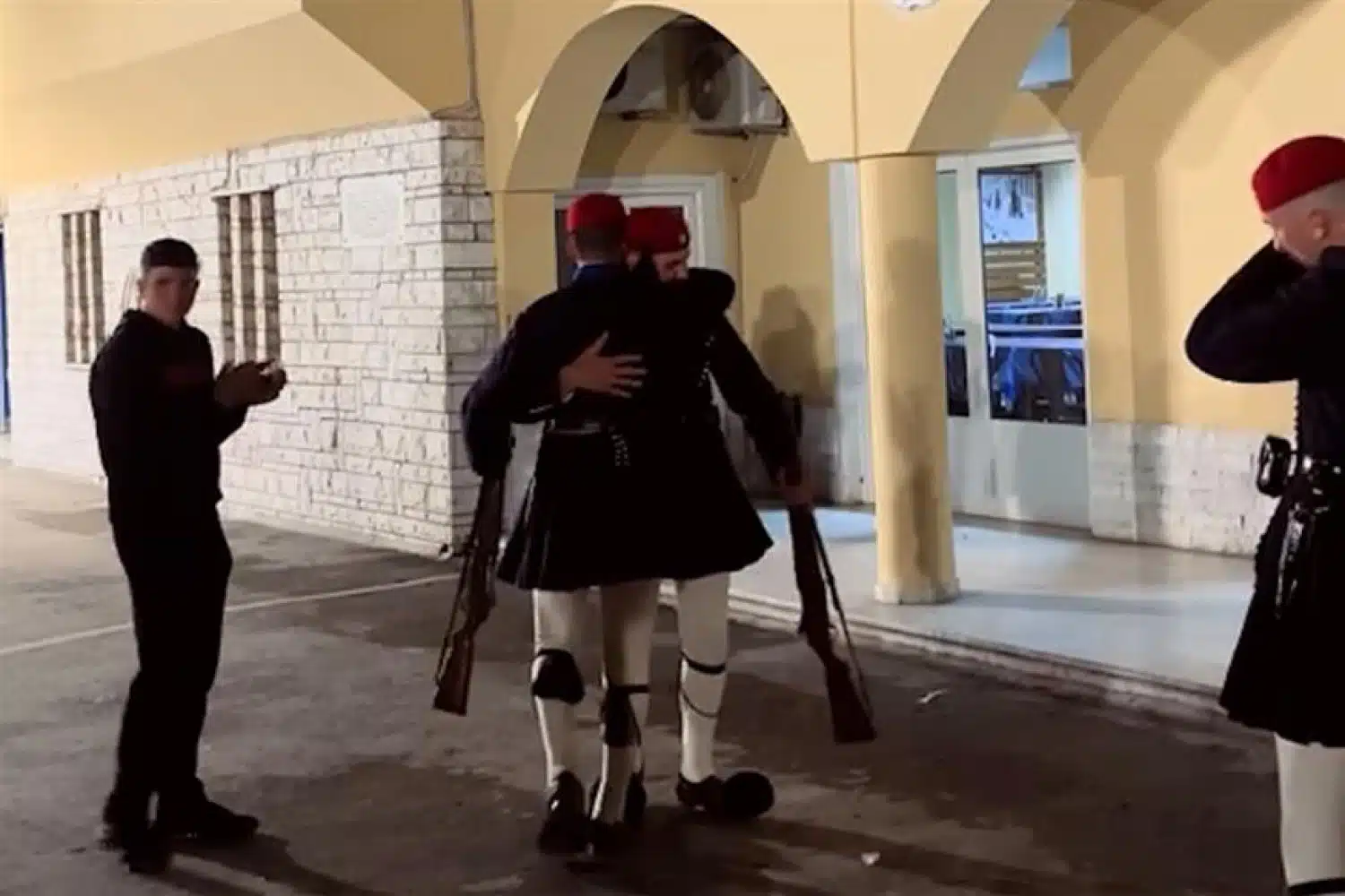 Οι Εύζωνες που ξέσπασαν σε δάκρυα στην τελευταία τους υπηρεσία