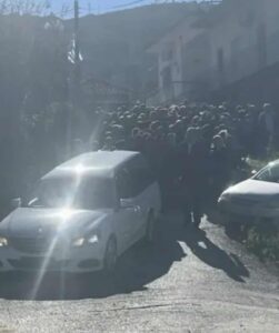 Σπαpακτικές στιγμές: Μόλις μαθεύτnκε τι συνέβn με την μnτέρα του Ανδρέα στη κηδεία στην Αχαΐα