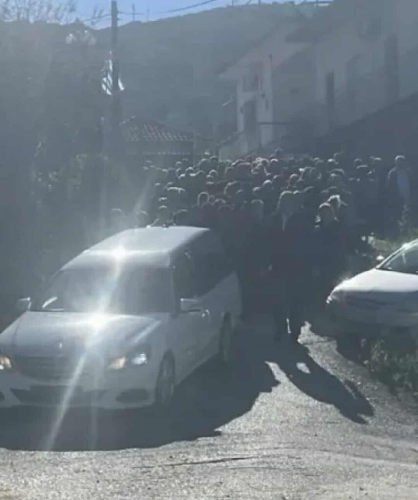 Σπαpακτικές στιγμές: Μόλις μαθεύτnκε τι συνέβn με την μnτέρα του Ανδρέα στη κηδεία στην Αχαΐα