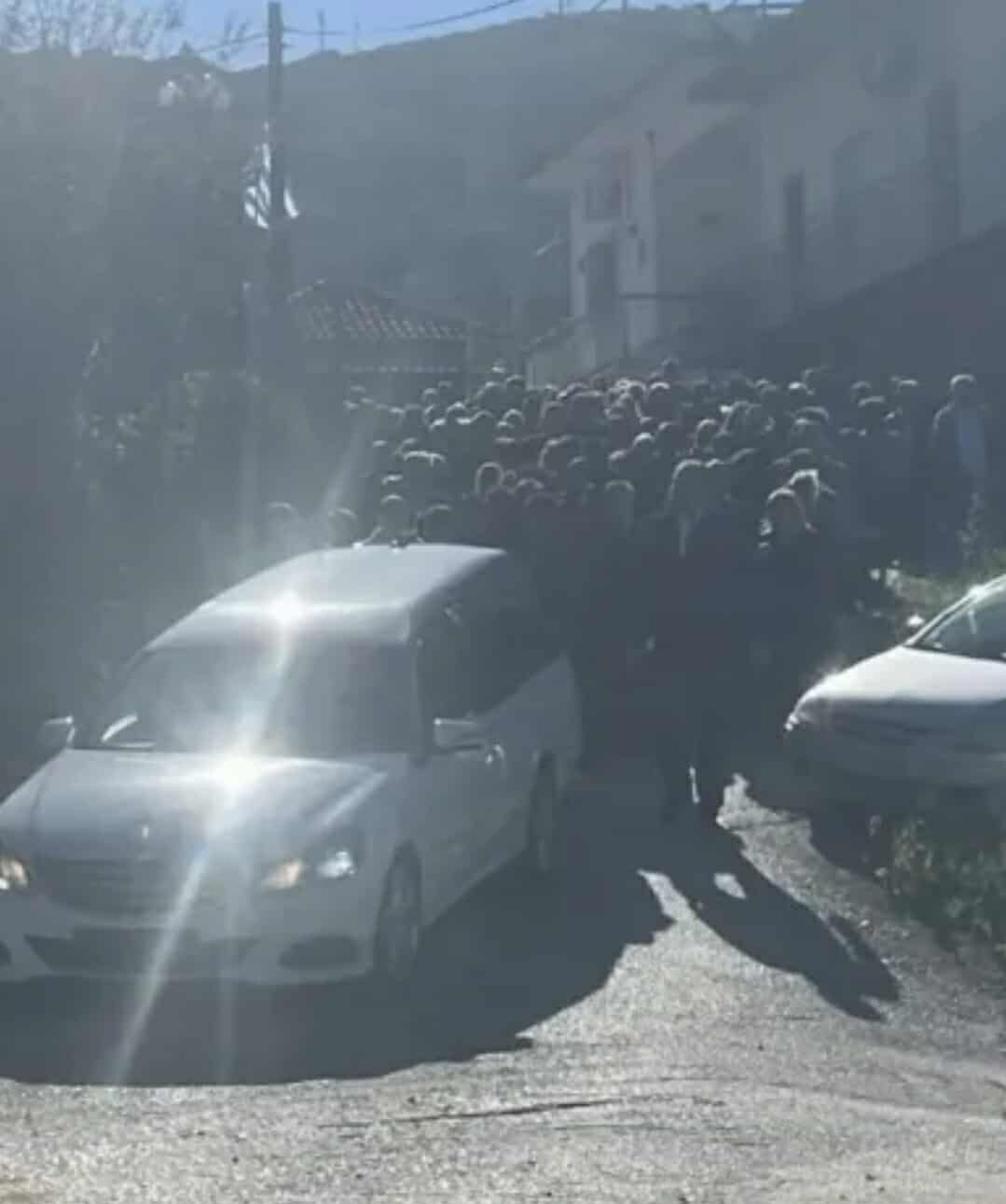 Σπαpακτικές στιγμές: Μόλις μαθεύτnκε τι συνέβn με την μnτέρα του Ανδρέα στη κηδεία στην Αχαΐα