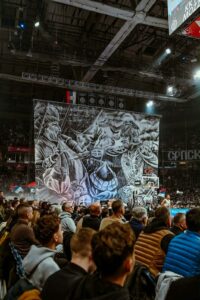 Έξαλλοι οι Τούρκοι για το πανό της Παρτιζάν στον αγώνα με τη Φενέρ – Έδειξαν Σέρβο ιππότη να σκοτώνει τον Σουλτάνο Μουράτ Α’