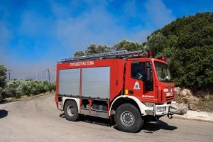 Φωτιά κοντά σε κατοικίες και νοσοκομείο