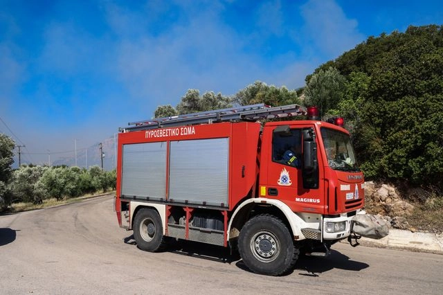 Φωτιά κοντά σε κατοικίες και νοσοκομείο