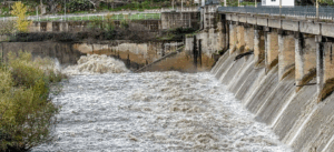 Υπερχείλισε ο Άραχθος: «Μην έρχεστε, είναι επικίνδυνα» η έκκληση του δημάρχου