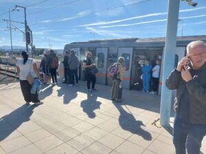 Τρόμος σε Μετρό και Προαστιακό – Εγκλωβισμένοι επιβάτες για σχεδόν 1,5 ώρα