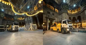 Σάλος στην Κωνσταντινούπολη – Έβαλαν μέσα στην Αγία Σοφία φορτηγά και γερανούς