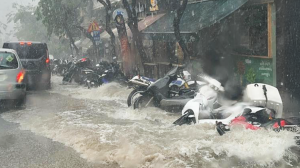 ΚΑΙΡΟΣ: ΑΛΛΑΖΕΙ Ο ΚΑΙΡΟΣ ΑΠΟ ΩΡΑ ΣΕ ΩΡΑ – ΞΕΚΙΝΗΣΑΝ ΒΡΟΧΕΣ ΚΑΙ ΚΑΤΑΙΓΙΔΕΣ