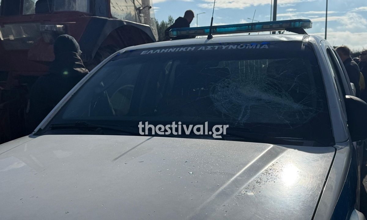 Επεισόδια μεταξύ αγροτών και Αστυνομίας στον Πλατύκαμπο - Έσπασαν παρμπρίζ περιπολικού - Βίντεο