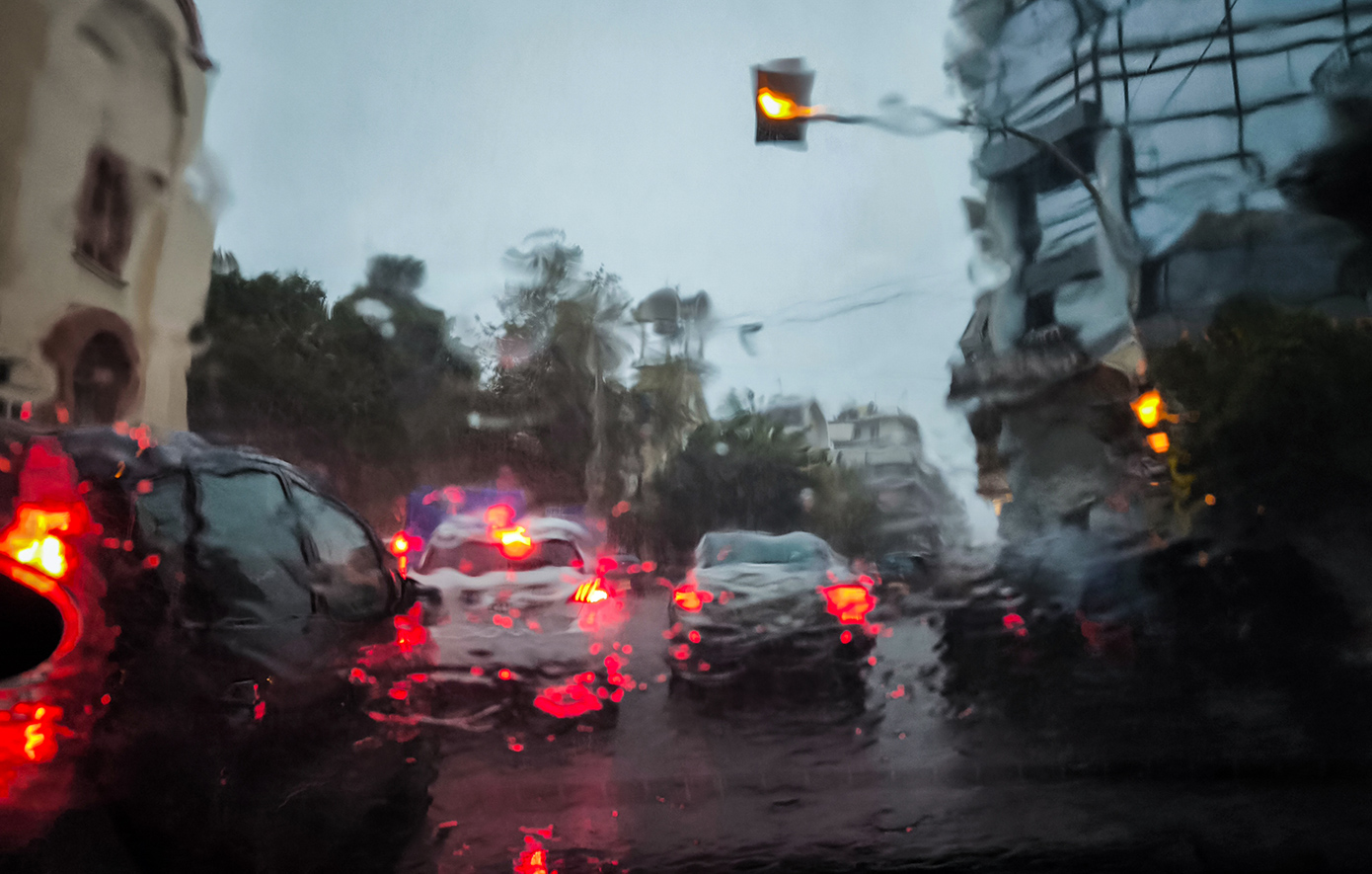 Πλημμύρισαν οι δρόμοι στην Αθήνα – «Κόλλησαν» τα αυτοκίνητα στην κίνηση