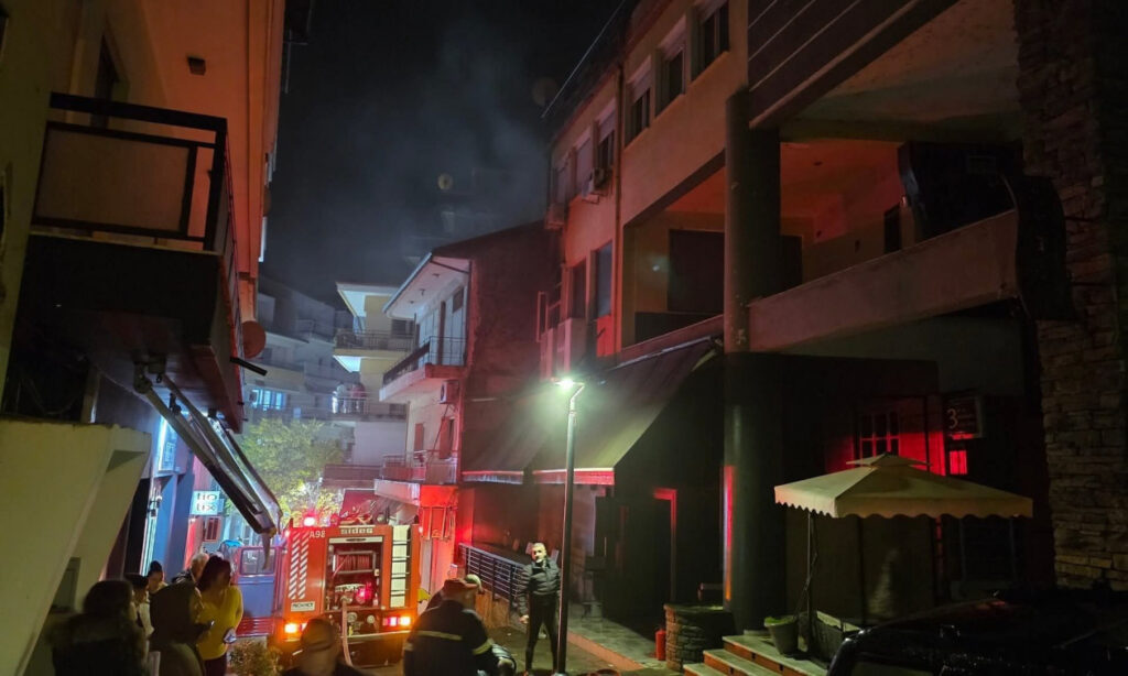 Αναστάτωση : Φωτιά σε πολυκατοικία στο κέντρο της πόλης – Απεγκλωβίστηκαν πέντε άτομα