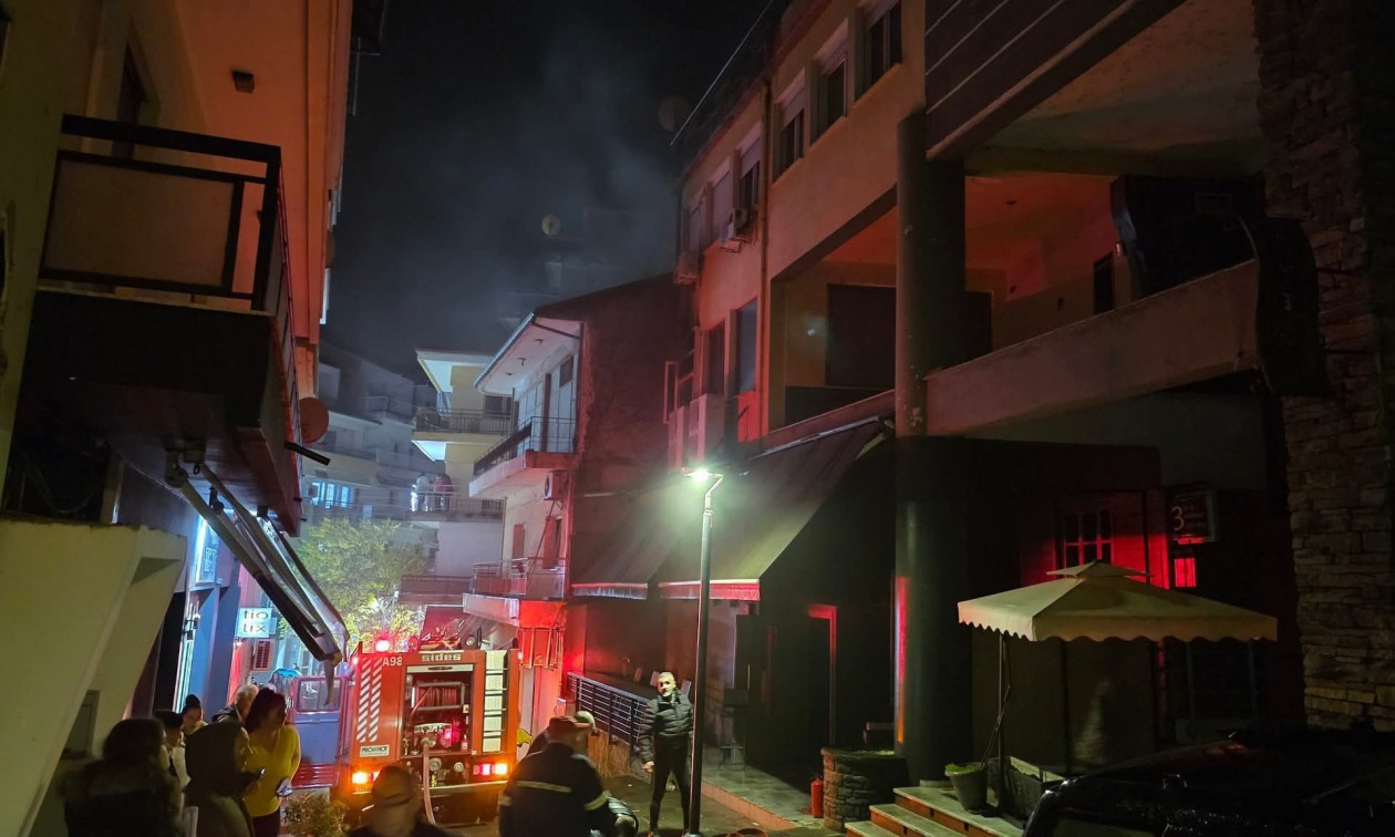 Αναστάτωση : Φωτιά σε πολυκατοικία στο κέντρο της πόλης - Απεγκλωβίστηκαν πέντε άτομα