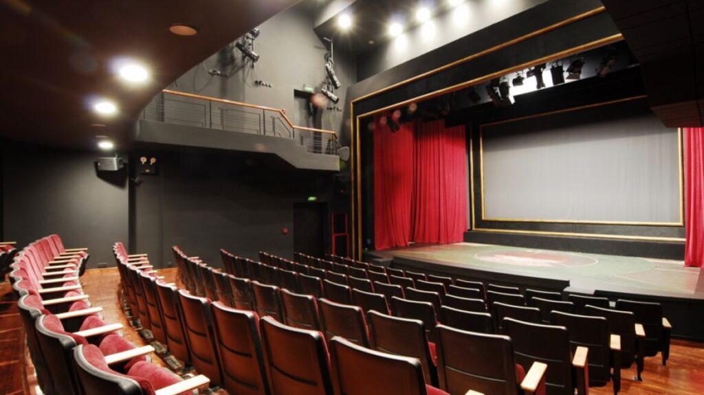 Ακυρώνονται οι παραστάσεις στο θέατρο Άλμα: Έπεσαν από τη σκηνή