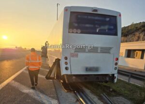 Συναγερμός σε ΕΚΑΒ και Πυροσβεστική για τραυματίες: Λεωφορείο έπεσε στις μπάρες στην Εθνική Οδό