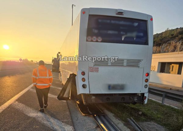 Συναγερμός σε ΕΚΑΒ και Πυροσβεστική για τραυματίες: Λεωφορείο έπεσε στις μπάρες στην Εθνική Οδό