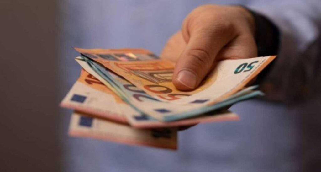 Επίδομα 250 ευρώ: Ανατροπή με την πληρωμή – Πότε μπαίνει στους λογαριασμούς