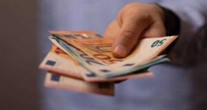 Επίδομα 250 ευρώ: Ανατροπή με την πληρωμή – Πότε μπαίνει στους λογαριασμούς