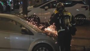 Φωτιά σε αυτοκίνητο στη Λεωφόρο Συγγρού – Κλείνει η κυκλοφορία