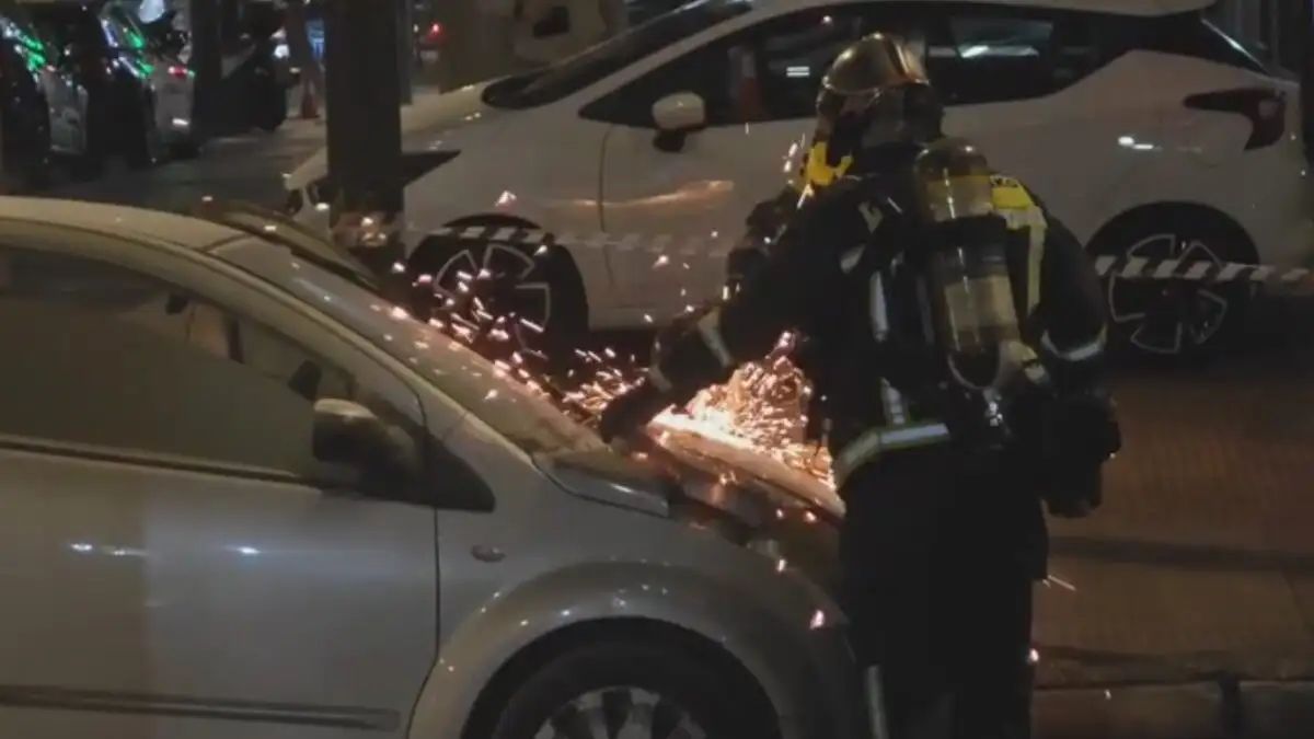 Φωτιά σε αυτοκίνητο στη Λεωφόρο Συγγρού – Κλείνει η κυκλοφορία