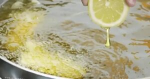 Γιατί πρέπει να στύβετε ένα λεμόνι πριν το τηγάνισμα;