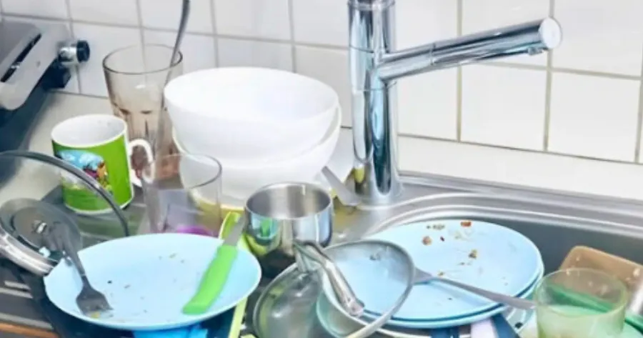 Η ψυχολογική σημασία του να αφήνεις βρώμικα πιάτα και γιατί δεν πρέπει να στοιβάζονται