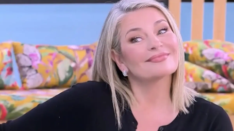 Έκανε γνωστή την εγκυμοσύνη στον «αέρα» του Super Κατερίνα