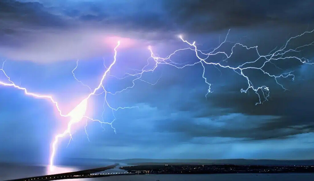 Καιρός: Ετοιμαστείτε! Έρχεται η… «Αντέλ» σε λίγες ώρες – Οι 10 «κόκκινες» περιοχές που θα «χτυπηθούν»