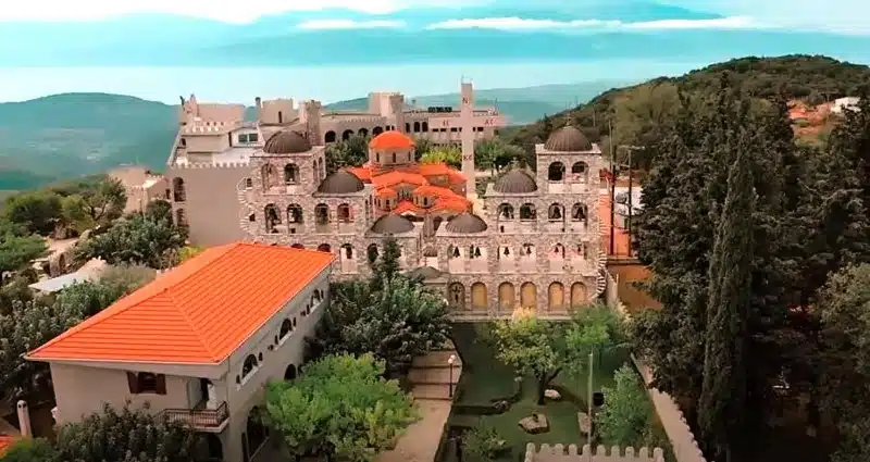 Tο μεγαλύτερο καμπαναριό του κόσμου βρίσκεται στην Ελλάδα και ακούγεται στα 100 χιλιόμετρα