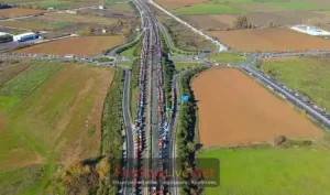 Συγκλονιστικό πλάνο από ψηλά: Το μεγάλο αγροτικό μπλόκο της Καρδίτσας στον Ε65