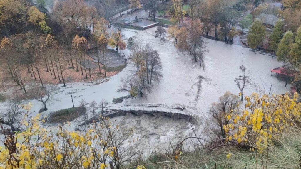 Κακοκαιρία σάρωσε την Καστοριά: Υπερχείλισε ο Αλιάκμονας στο Νεστόριο – Εικόνες καταστροφής