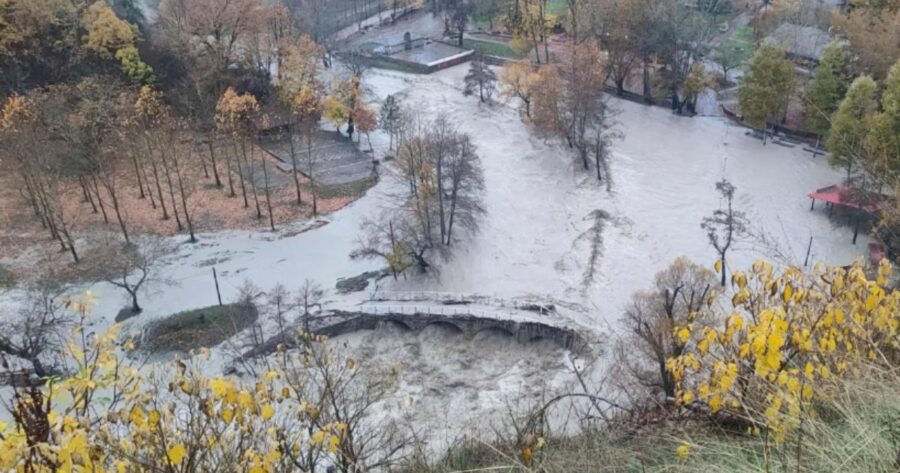 ΕΚΤΑΚΤΟ: ΠΝΙΓΕΤΑΙ ΠΑΣΙΓΝΩΣΤΗ ΠΟΛΗ ΤΗΣ ΕΛΛΑΔΑΣ – ΔΥΣΚΟΛΕΣ ΩΡΕΣ ΓΙΑ ΤΟΥΣ ΚΑΤΟΙΚΟΥΣ