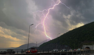 Κακοκαιρία Adel: Νεροποντή και χαλάζι πλημμύρισαν μαγαζιά στην Μυτιλήνη