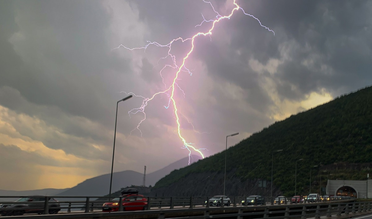 Κακοκαιρία Adel: Νεροποντή και χαλάζι πλημμύρισαν μαγαζιά στην Μυτιλήνη