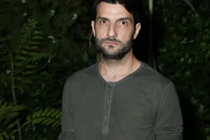 Ο Νίκος Κουρής συγκλονίζει με το ατύχημα που έπαθε – Έπεσε σε κενό 4 μέτρων