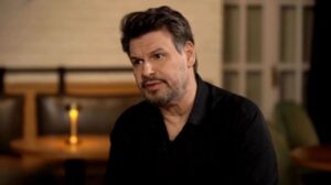 Θpńvoς για τον τραγουδιστή, Πάνο Κιάμο